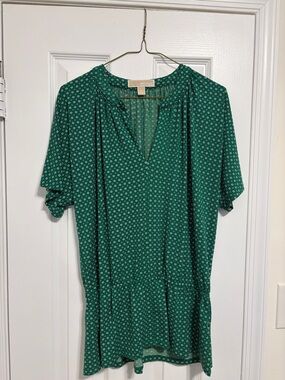 Michael Kors Size M Green Short Sleeve V-Neck Women’s Shirt